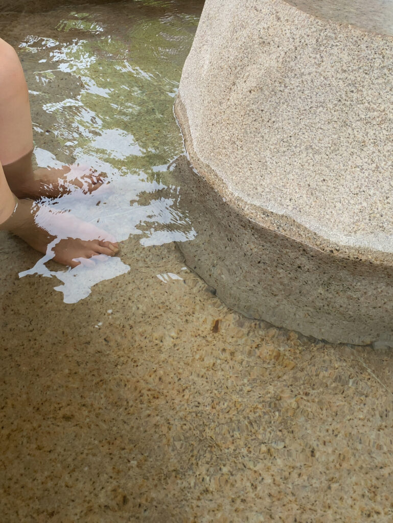 温泉分析書の見方初級編。気軽な足湯で血行促進、アンチエイジング！